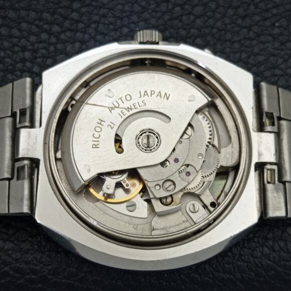 Vintage 1972 Ricoh Automatic Mens Silver Watch W/daydate & Red accents - Picture 10 of 10